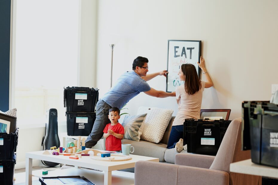 Couple decorating their apartment. Photo credit Unsplash.